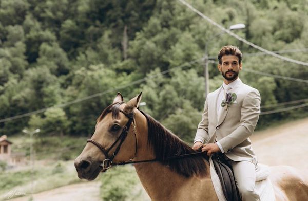 Raffinatezza a nozze: abito da sposo in fresco lana beige