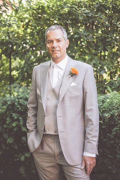 Abito elegante da sposo su misura