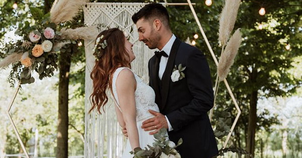 Tuxedo for the groom's suit: timeless elegance