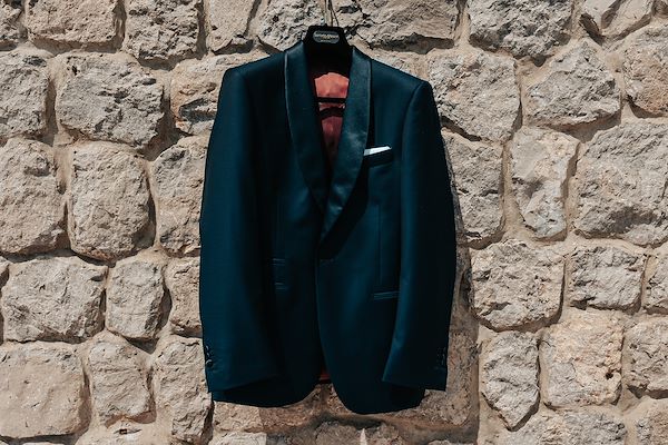 Eleganza e originalità nell'abito dello sposo