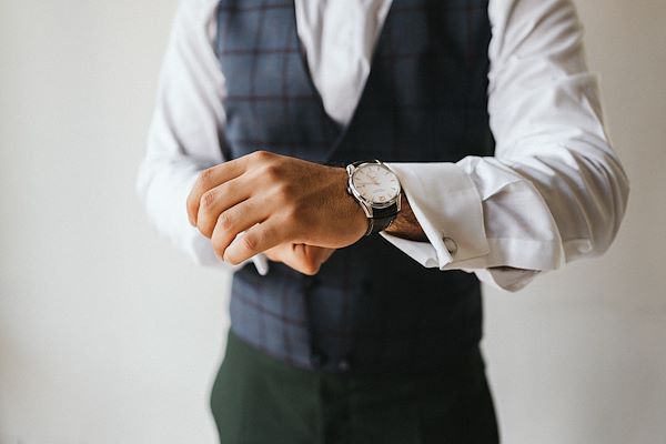 L'abito da sposo per un matrimonio country chic