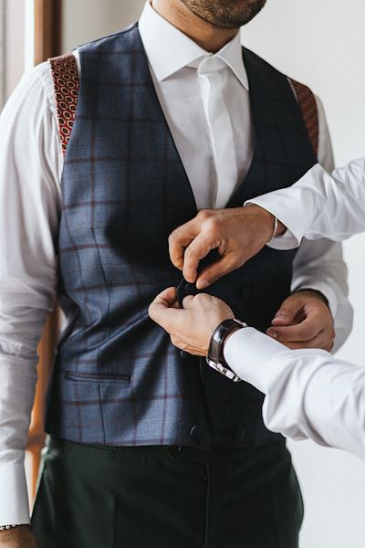 L'abito da sposo per un matrimonio country chic