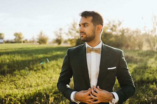 L'abito da sposo per un matrimonio country chic