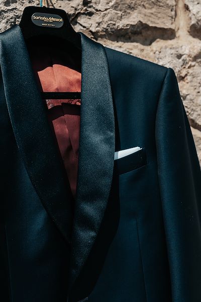 Eleganza e originalità nell'abito dello sposo