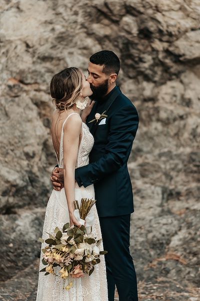 Eleganza e originalità nell'abito dello sposo