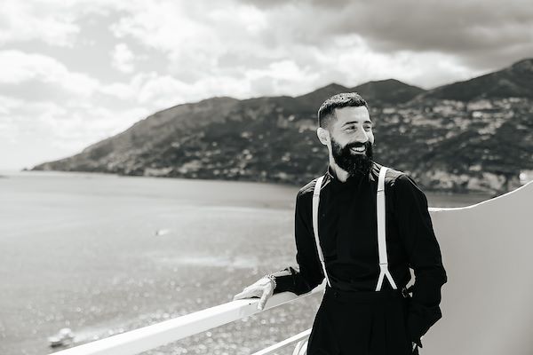 Eleganza e originalità nell'abito dello sposo