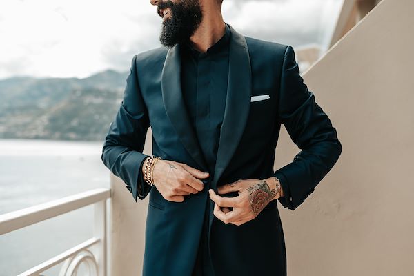 Eleganza e originalità nell'abito dello sposo