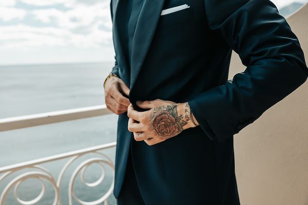 Eleganza e originalità nell'abito dello sposo